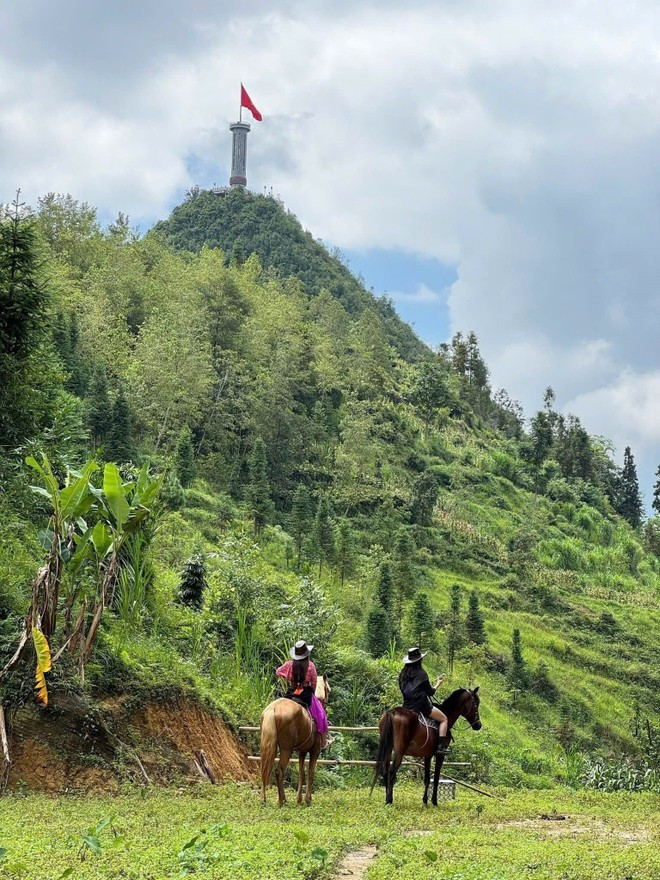 El producto turístico “Paseo a caballo para descubrir el Extremo Norte de Tuyen Quang” se presenta en la aldea Then Pa, comuna de Lung Cu (Foto: VNA)
