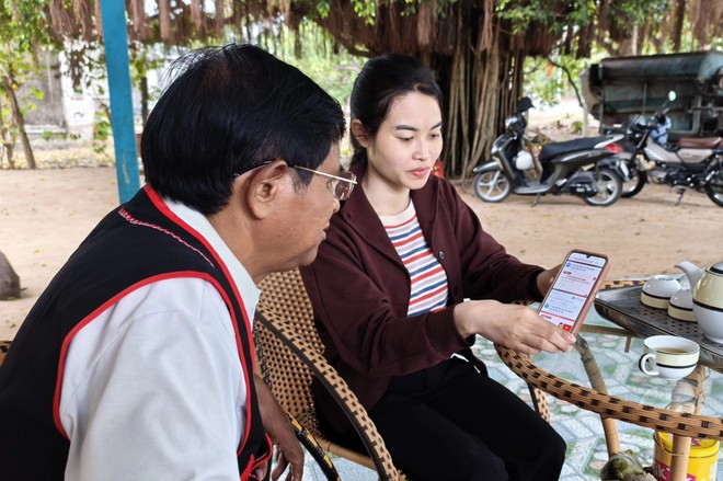 Los pobladores de la etnia Raglai en la comuna de Bac Ai Tay (Khanh Hoa) reciben información electoral a través de canales de prensa y plataformas de redes sociales. (Foto: VNA)