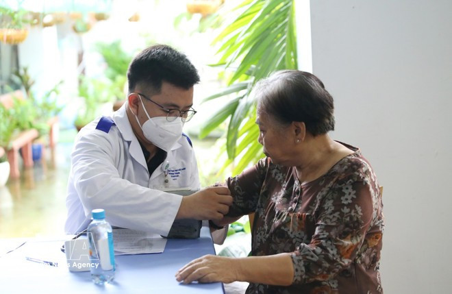 Chequeos médicos para personas mayores en el Instituto de Ancianos Tam An (Ciudad Ho Chi Minh). (Foto: VNA)