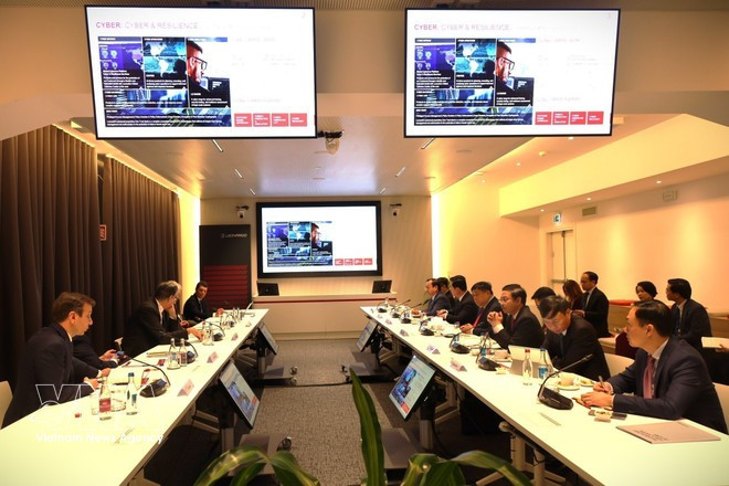 El viceprimer ministro Nguyen Chi Dung en reunión con el grupo Leonardo. (Foto: VNA)