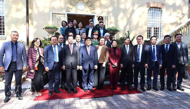 El viceprimer ministro Nguyen Chi Dung en reunión con el personal del cuerpo diplomático de Vietnam en Italia. (Foto: VNA)