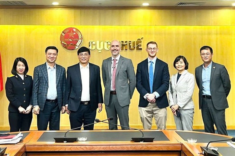 Dang Ngoc Minh junto a representantes de la embajada de EE.UU. en Hanói y dirigentes de diversas entidades del Departamento de Impuestos.