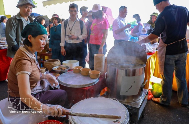 Puestos que exhiben especialidades y delicias culinarias de provincias y ciudades de todo el país en la Feria de Otoño 2025. (Foto: VNA)
