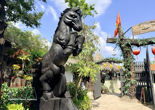 La figura simbólica del caballo está finamente tallada en madera fósil. (Foto: VNA)