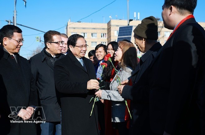 El primer ministro Pham Minh Chinh se reunió con representantes de la comunidad vietnamita que asistieron a la ceremonia de ofrenda floral en el monumento al Presidente Ho Chi Minh en Moscú la mañana del 23 de marzo. (Foto: VNA)