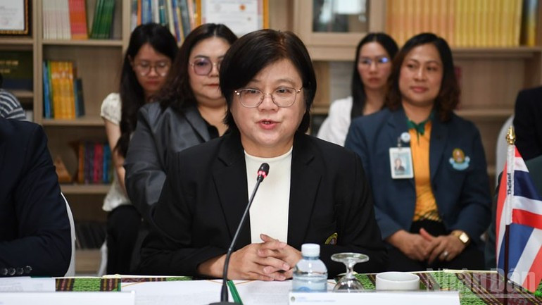 La rectora de la Universidad Rajabhat Udon Thani, Kanisara Thanyasuntornsakul, destaca las contribuciones de la entidad a las relaciones de amistad entre ambos países. (Foto: Minh Thang)