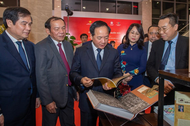 Los delegados visitan la exposición de los libros ganadores.
