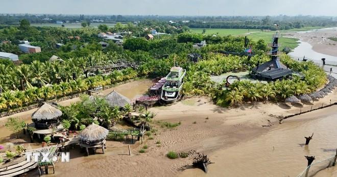 La zona de exhibición de madera fósil en Con En destaca en medio del apacible curso del Rio Tien. (Foto: VNA)