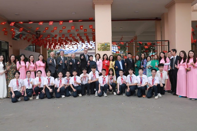 Los delegados se toman fotos con los profesores y alumnos de la escuela.