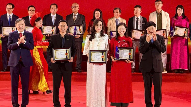 La autora Lu Mai (en Ao Dai rojo) recibe el Premio C.