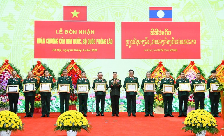 El ministro de Defensa de Laos entrega las Órdenes a colectivos e individuos del Departamento General II.