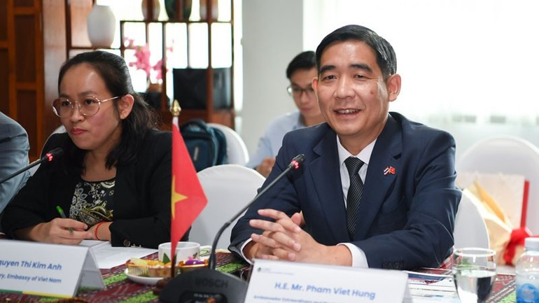 El embajador vietnamita en Tailandia, Pham Viet Hung, expresa su esperanza de que la Universidad Rajabhat Udon Thani fortalezca la cooperación con las instituciones educativas vietnamitas. (Foto: Xuan Son)