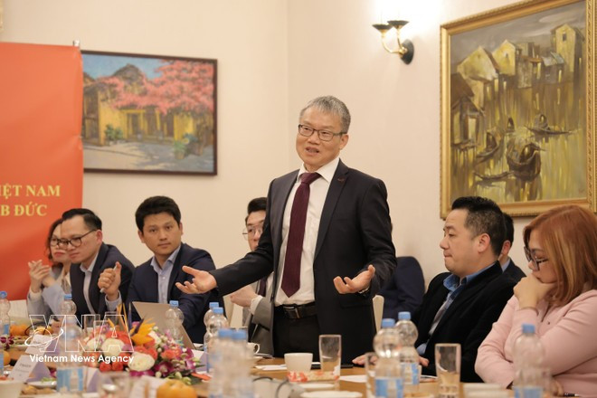 El profesor Nguyen Xuan Thinh de la Universidad TU Dortmund habla en la cita (Foto: VNA)