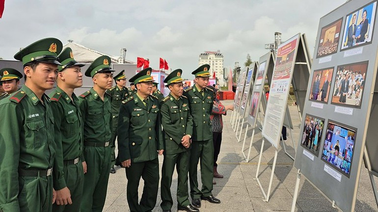 Oficiales y soldados visitan la exposición.