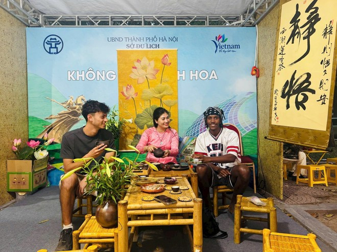 Turistas extranjeros participan en actividades del Festival de Turismo de Hanói 2026. (Foto: hanoimoi.vn)