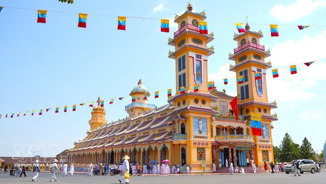 Los turistas visitan la Santa Sede Cao Dai en Tay Ninh. (Foto: VNA)