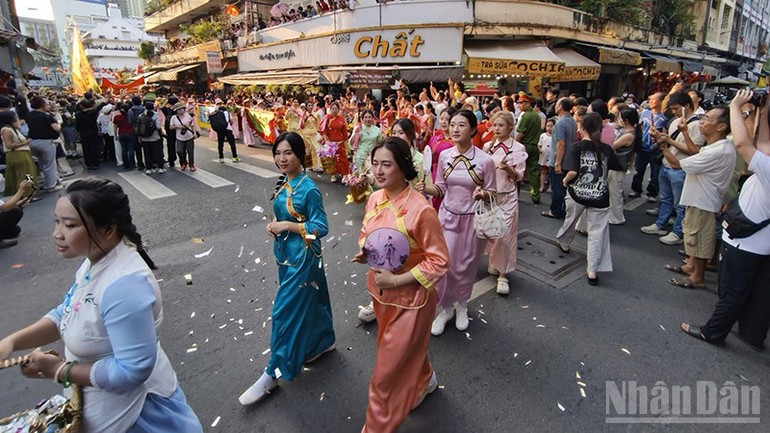 Numerosos ciudadanos participan en la fiesta. (Foto: Tung Anh)