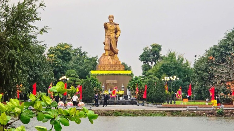 La estatua del Rey Ngo Quyen en el Complejo de Monumento Nacional Especial de Tu Luong Xam, en Hai Phong.