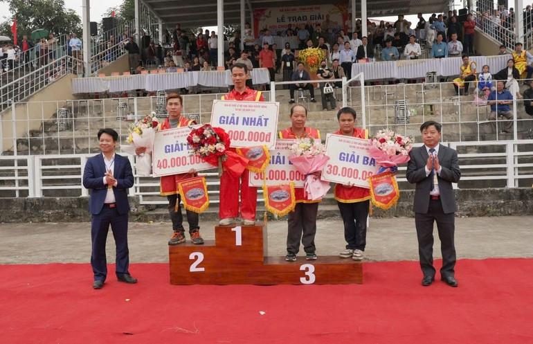 Dirigentes de la comuna de Hai Luu entregan premios a los dueños de los búfalos ganadores.