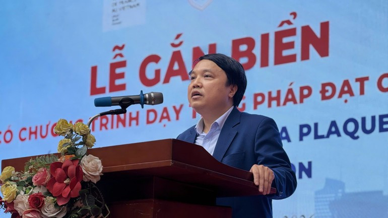 El subjefe del Departamento de Educación General del Ministerio de Educación y Formación, Ta Ngoc Tri, valora altamente los esfuerzos de la escuela en la aplicación del modelo de enseñanza bilingüe.