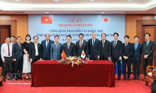 Vietnam y Japón firman en Hanoi un canje de notas para la concesión de préstamos de Asistencia Oficial para el Desarrollo (AOD) dirigidos a tres programas y proyectos prioritarios. (Foto: VNA)