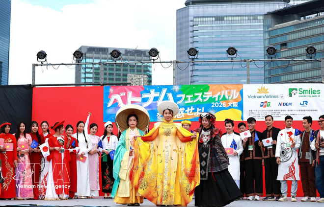 Desfile de Ao dai y otras vestimentas típicas vietnamitas en el evento (Foto: VNA)