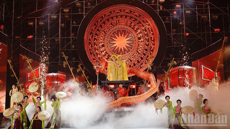 Una actuación artística en la cita. (Foto: The Anh)