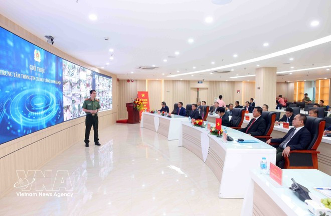 El ministro de Seguridad Pública de Laos, coronel general Vanthong Kongmany, visita el Centro de Información y Comando de la Policía de Hanói. (Foto: VNA)