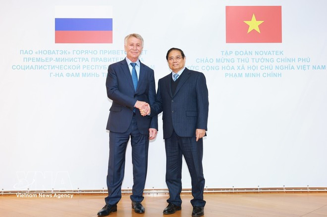 El primer ministro de Vietnam, Pham Minh Chinh, con el líder del Grupo Novatek. Foto: VNA