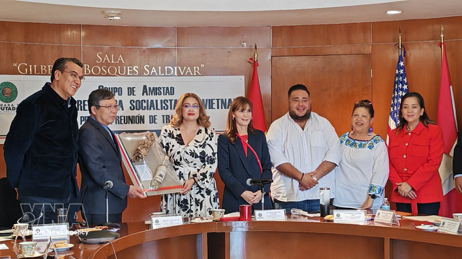 La diputada del Partido del Trabajo, presidenta de la Comisión de Bienestar de la Cámara de Diputados de México, Ana Karina Rojo Pimentel, entrega un obsequio conmemorativo el embajador de Vietnam en México, Nguyen Van Hai. (Foto: VNA)