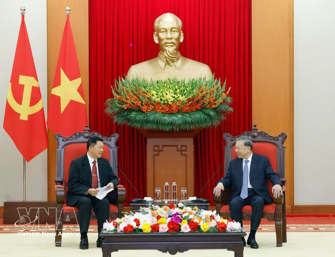 El secretario general del Partido Comunista de Vietnam, To Lam, recibe al ministro de Seguridad Pública de Laos, coronel general Vanthong Kongmany. (Foto: VNA)