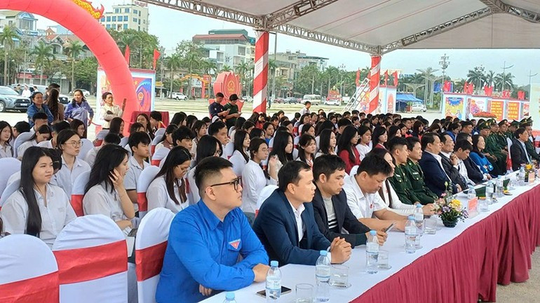 Delegados y ciudadanos en la ceremonia inaugural de la exposición.