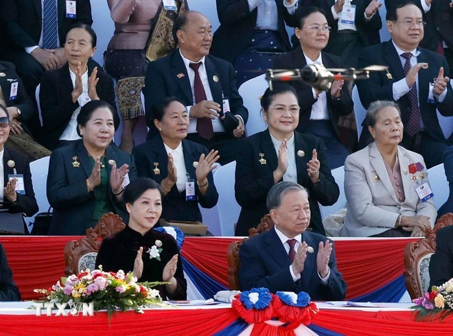 El secretario general del Partido Comunista de Vietnam, To Lam, y su esposa participan en la ceremonia conmemorativa del 50.º aniversario del Día Nacional de Laos. (Foto: VNA)