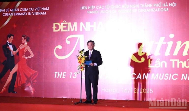 Nguyen Ngoc Ky, presidente de la Unión de Organizaciones de Amistad de Hanói, pronuncia el discurso inaugural.