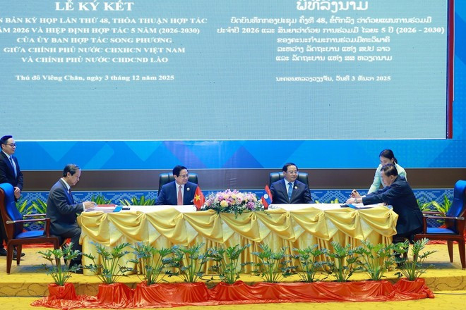 El primer ministro de Vietnam, Pham Minh Chinh, y su homólogo de Laos, Sonexay Siphandone, presencian la firma de acuerdos de cooperación. (Foto: VNA)