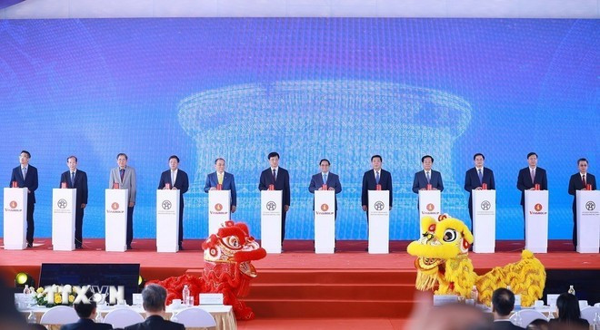 El primer ministro Pham Minh Chinh y los delegados inauguran los proyectos para celebrar el XIV Congreso Nacional del Partido Comunista de Vietnam. (Foto: VNA)