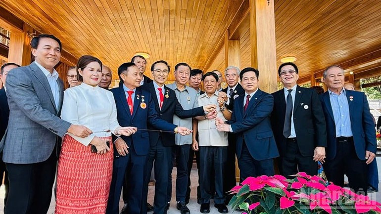 Asistentes a la ceremonia de inauguración de la réplica de la casa sobre pilotes del Presidente Ho Chi Minh.