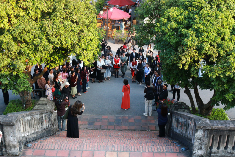 Los visitantes escuchan historias sobre el Asta de la Bandera Nacional en Hanói.