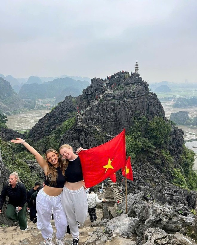 Turistas internacionales en la cueva de Mua, Ninh Binh. (Foto: VNA)