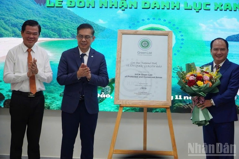 Representantes del Parque Nacional de Con Dao reciben el certificado de la Lista Verde.