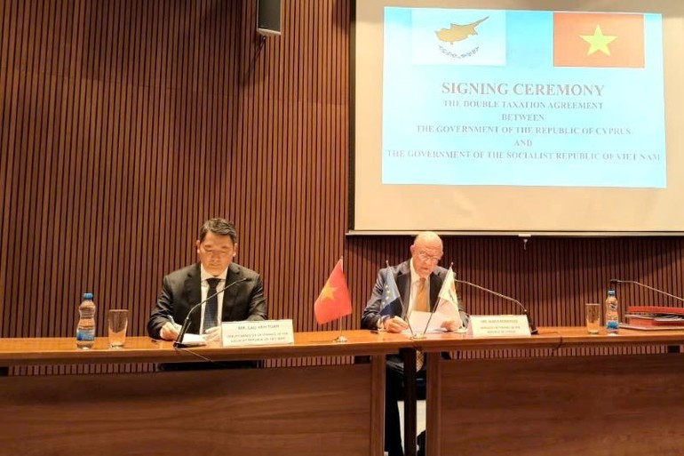 El viceministro vietnamita de Finanzas Cao Anh Tuan y el titular de Finanzas de la República de Chipre, Makis Keravnos, firman el acuerdo para evitar la doble imposición.