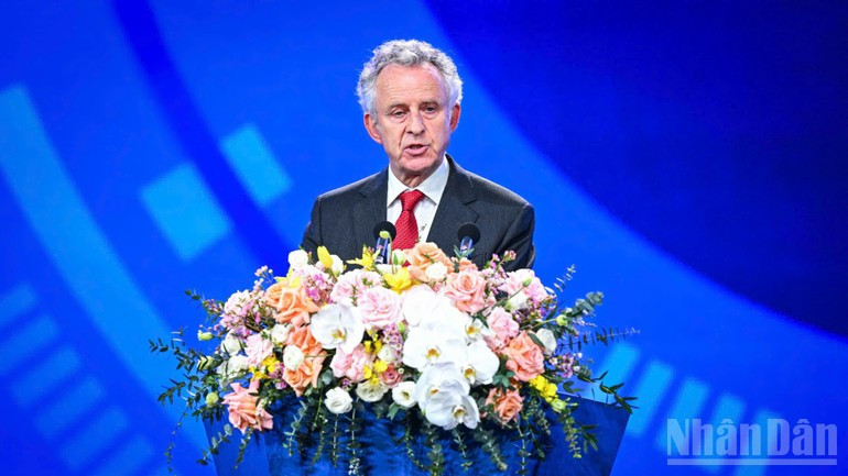 El profesor Richard Henry Friend, presidente del Consejo del Premio VinFuture, en el evento. (Foto: Nhan Dan)