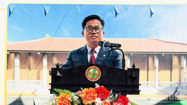 El cónsul general de Vietnam en Khon Kaen, Dinh Hoang Linh, exalta las tradiciones patrióticas de la comunidad vietnamita en Tailandia.