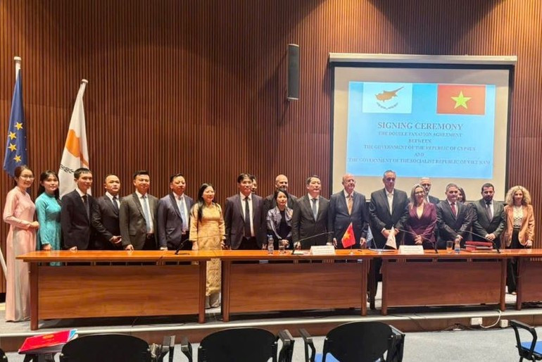 Representantes de los Ministerios de Finanzas de ambos países en la ceremonia de firma.