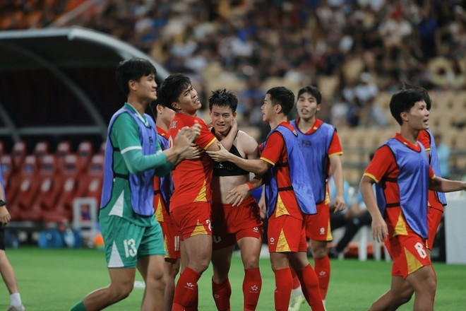 El equipo vietnamita celebra su victoria (Foto: VNA)
