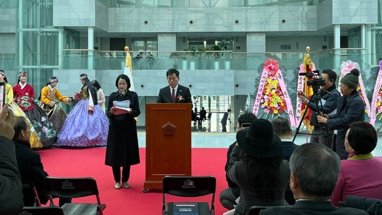 El embajador vietnamita en Corea del Sur, Vu Ho, habla en la apertura de la exposición. (Foto: Embajada de Vietnam en Corea del Sur)