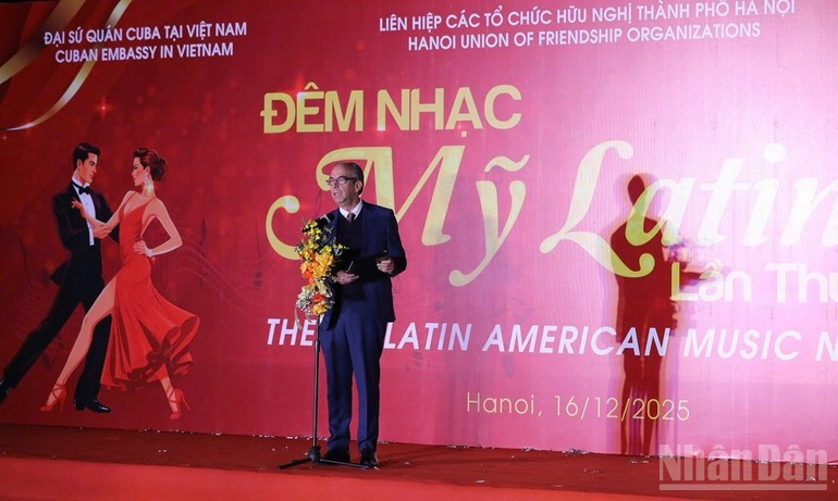 El embajador de Cuba en Vietnam, Rogelio Polanco Fuentes, interviene en el evento.