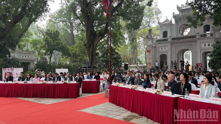 A la presentación del proyecto asistió un público numeroso.