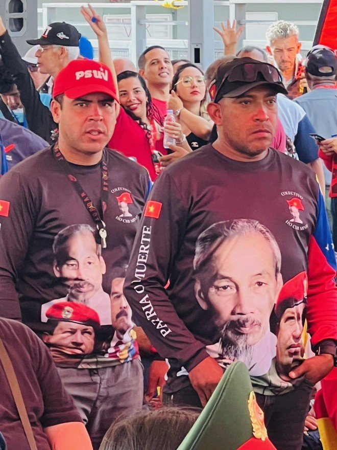 Los ciudadanos de la capital, Caracas, llevan ropa con la imagen del Presidente Ho Chi Minh durante el evento. (Foto: VNA)
