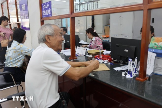 Las personas realizan procedimientos administrativos en el nuevo barrio de Vung Tau. (Foto: VNA)